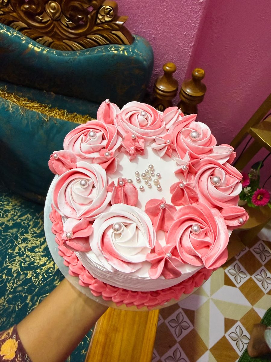 গোলাপ ফুলের ডিজাইনের কেক